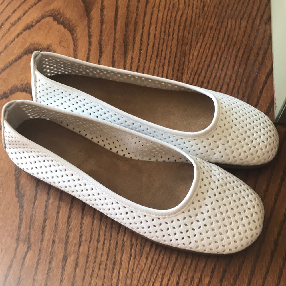 A2 Aerosoles white flats size 9